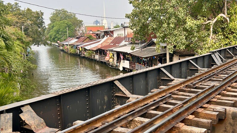 Die Menschen in den Stelzenhäusern am Kanal haben direkten Bahnanschluss.