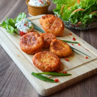 Allgäuer Kartoffelküchle mit Bergkäse, Kräuterquark und Salat
