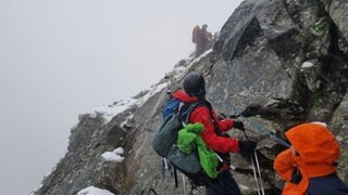 Die dreiköpfige Familie aus Koblenz musste bei sehr schlechtem Wetter in den Niederen Tauern in Österreich den Notruf wählen. Die Bergrettung konnte sie aus 2.300 Metern Höhe in Sicherheit bringen.