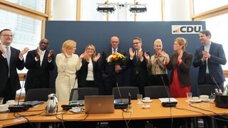 Die CDU will Koalitionsgespräche mit der SPD führen. Das gab Parteichef und Kanzlerkandidat Friedrich Merz am Montag bekannt. Für den Bundesvorstand der CDU überreichte die rheinland-pfälzische Politikerin Julia Klöckner Merz Blumen zu seinem Wahlsieg.