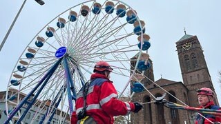 Am Riesenrad des Novembermarkts in Pirmasens proben die Höhenretter der Feuerwehr für den Ernstfall.