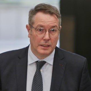 Der rheinland-pfälzische Ministerpräsident Alexander Schweitzer (SPD) hat eingeräumt, gegen das Neutralitätsgebot verstoßen zu haben.