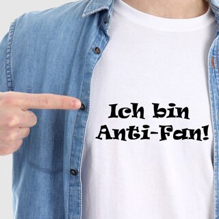 Mann mit bedrucktem T‑Shirt und Hemd. Symbolfoto.