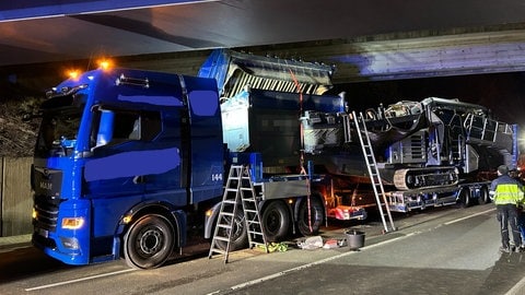 Der Schwertransport blieb unter einer Unterführung hängen.