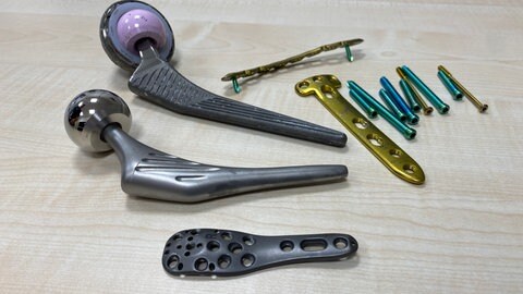 Künstliche Hüftgelenke aus schwerem Stahl, Schrauben und Metallplatten: Anschauungsmaterial zur Verfügung gestellt vom Vinzentius-Krankenhaus Landau.