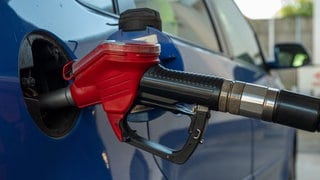 Zapfpistole beim tanken, kurz nach Einfuehrung des Tankrabatts.