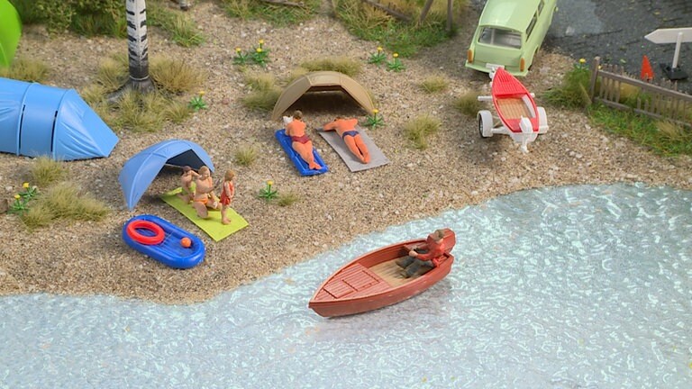 Bei BUSCH ist es schon Sommer. Das Boot tuckert über den See, auf magnetischer Spur. 