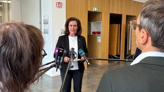 Bildungsministerin Ute Eiling-Hütig (CDU) spricht mit Journalisten.