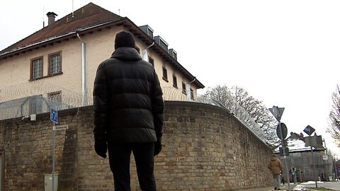 Der Polizeibeamte Dominik Pfeiffer (Name geändert) steht vor der JVA Villingen. 