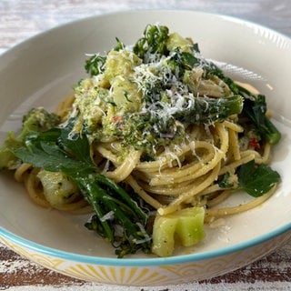 Spaghetti mit Brokkoli-Pesto
