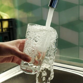 Sauberes Trinkwasser fließt aus einem Wasserhahn in ein Glas: Deutschland ist ein nasses Land, gesegnet mit ausreichenden Niederschlägen und Zuflüssen aus Nachbarländern. Doch das Wasser ist ungleich verteilt und ein Drittel des Grundwassers ist in einem schlechten chemischen Zustand. Mit einer "Nationalen Wasserstrategie" will die Bundesregierung dafür sorgen, dass auch in Zukunft überall in Deutschland sauberes Wasser aus dem Hahn kommt.