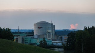 Symbolbild: Das Atomkraftwerk Kernkraftwerk AKW KKW Beznau steht im Fluss Aare auf einer künstlichen Insel.
