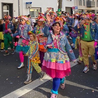 Der Höhepunkt des Straßenkarnevals - tausende Narren säumen in Koblenz mit bunten Kostümen den Rosenmontagszug