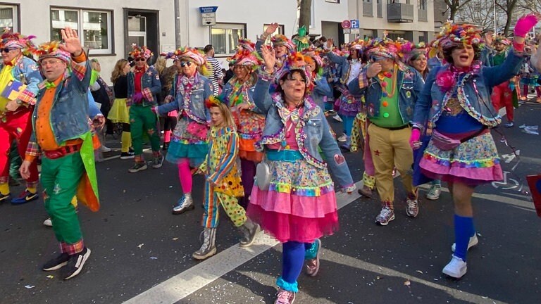 Der Höhepunkt des Straßenkarnevals - tausende Narren säumen in Koblenz mit bunten Kostümen den Rosenmontagszug