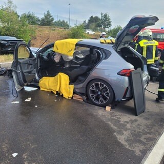 Bei einem schwerern Unfall bei Kusel musste die Feuerwehr eine eingeklemmte Person befreien.