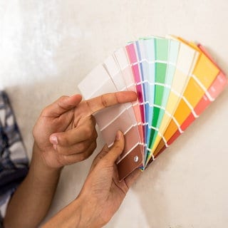 Farbpalette wird an die Wand gehalten