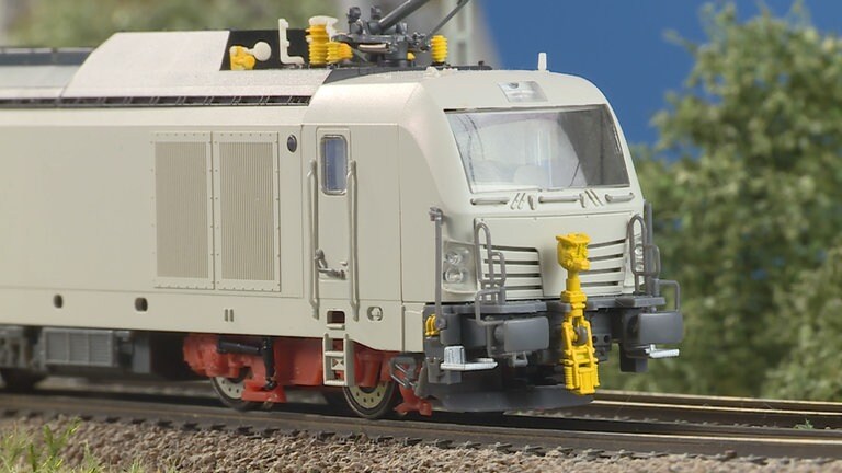 Bei TILLIG rollt der Vectron Dual light auf die Gleise.