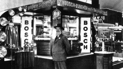 Robert Bosch vor seinem Stand auf der Berliner Automobil-Ausstellung 1931. Bosch gründete 1886 in Stuttgart eine "Werkstätte für Feinmechanik und Elektrotechnik", die 1916 in eine Aktiengesellschaft umgewandelt wurde und aus der 1936 die "Robert Bosch GmbH" hervorging. 