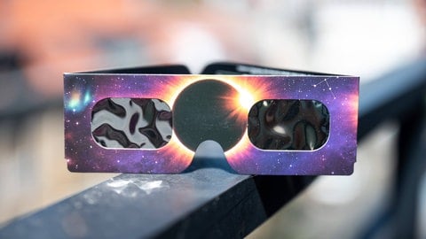 Klassische Sonnenfinsternis-Brille: Nur mit zertifiziertem Spezialfilter lässt sich das Naturspektakel sicher beobachten