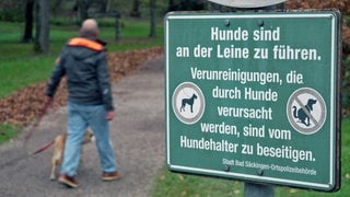 Schild an einem Weg: Hunde sind an der Leine zu führen