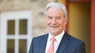 Portraitbild Dietmar Spätth, Oberbürgermeister Baden-Baden (parteilos). Der Politiker hat einen Antrag auf Dienstunfähigkeit gestellt.