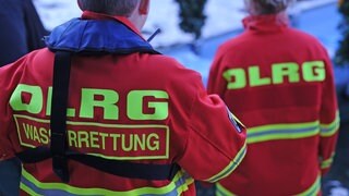 Wasserrettung in Mannheim (Symbolbild): Weil zwei Ruderboote eines Vereins aus Speyer kenterten, landeten zehn Menschen im eiskalten Rhein.
