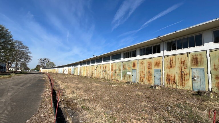 Auf dem Gelände der ehemaligen Fritsch-Kaserne in Koblenz stehen viele Gebäude, die seit mehr als 25 Jahren nicht mehr genutzt wurden. Sie sehen baufällig aus. Die Eisentore sind verrostet. Ab Sommer werden sie abgerissen, damit hier ein neues Wohnquartier entstehen kann.
