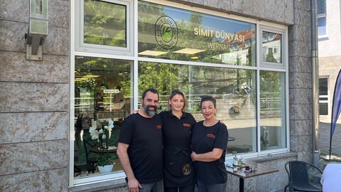 Vater Murat Akalin, Tochter Beria Akalin und Mutter Selda Akalin (v.li.): Nachdem ihre alte Bäckerei angezündet wurde, haben sie am Stadtplatz in Wernau mit einem größeren Laden neu angefangen.
