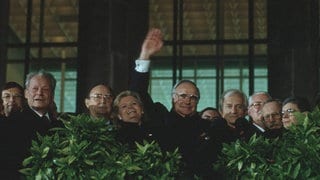 Vor dem Reichstag in Berlin stehen anlässlich der Wiedervereinigung am 3. Oktober 1990 Norbert Blüm, Oskar Lafontaine, Willy Brandt, Hans-Dietrich Genscher, Helmut und Hannelore Kohl, Richard von Weizsäcker