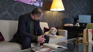 Hotelmanager Roul Hölzle mit seinem Hund.