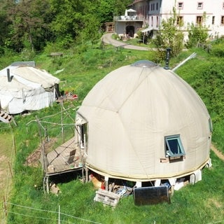 Seit 2019 das frühere Château Langenberg in einen „Écolieu“ mit Wohnraum und Landwirtschaft umgewandelt.