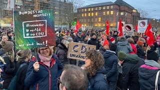 In Freiburg auf dem Platz der Alten Synagoge hat eine große Demo gegen Rechts stattgefunden.
