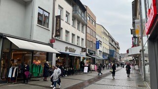 In der Fußgängerzone von Kaiserslautern ist an einem Montagnachmittag nur wenig Betrieb. Die Geschäftsinhaber hoffen, dass künftig wieder mehr Leute einkaufen.