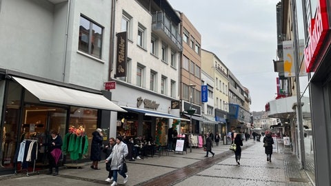 In der Fußgängerzone von Kaiserslautern ist an einem Montagnachmittag nur wenig Betrieb. Die Geschäftsinhaber hoffen, dass künftig wieder mehr Leute einkaufen.