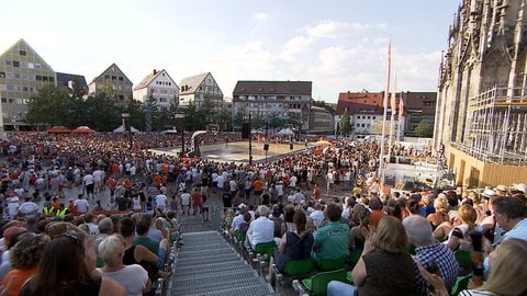Ein legendäres Basketballspiel fand am 20. August 2015 statt. Vor 6.000 Zuschauern spielte ratiopharm Ulm gegen Bamberg, draußen auf dem Münsterplatz. Anlass für das Freiluftspektakel war das 125-jährige Bestehen des Münsterturms  sowie die zehnjährige Zugehörigkeit der Ulmer Basketballer zur ersten Bundesliga.