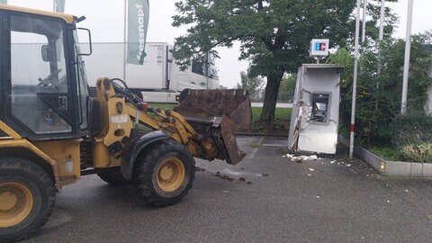 In Worms haben Unbekannte einen Radlader von ein Baustelle gestohlen und haben versucht, mit ihm einen Geldautomaten zu knacken. 