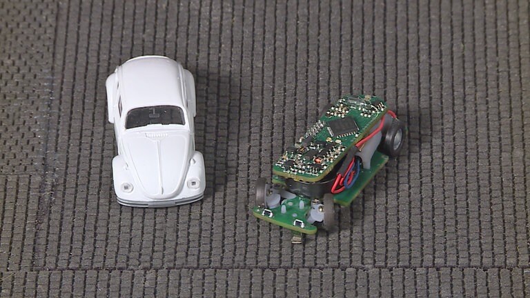 Der VW Käfer fährt über die Anlage, vollgepackt mit Elektronik.
