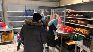 Mitarbeiter und Kunden der Tafel Ludwigshafen