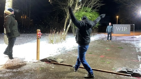 Christbaum-Weitwurf Pommertsweiler: Es kommt darauf an, im richtigen Moment loszulassen.