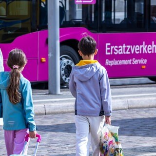 Die Bahn setzt während der Sperrung der rechten Rhein Ersatzbusse ein.