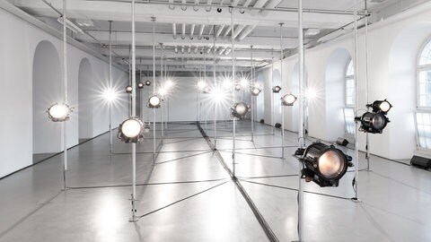 Licht-Installation mit Scheinwerfern