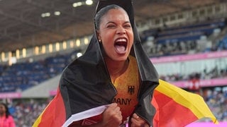 Yemisi Mabry freut sich über ihre Bronzemedaille bei der Leichtathletik-EM 2026