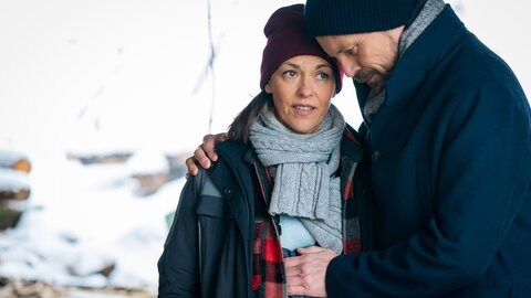 Constantin (Robert Besta) hält die schwangere Sophie (Janina Flieger) im Arm
