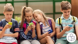 Das ist ein Beispiel·bild: Kinder sitzen auf einer Bank. Die Kinder haben Schul·ranzen auf den Rücken. Die Kinder gucken auf ihre Handys. Rechts das SWR Logo für Leichte Sprache.