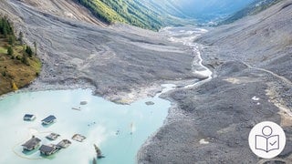 Das verschütterte Dorf Blatten in der Schweiz. Man sieht viele Steine und ein paar Hausdächer im Wasser. Ein Gletscher·sturz hat das Dorf im Tal verschüttet. Rechts das SWR Logo für Leichte Sprache.