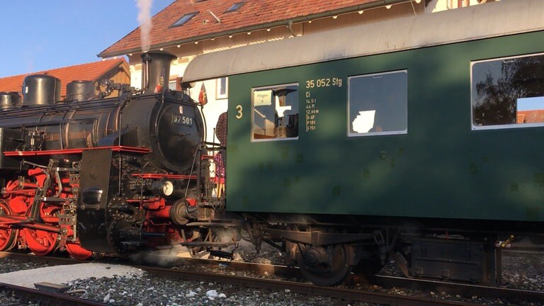 97 501 mit Wagen.