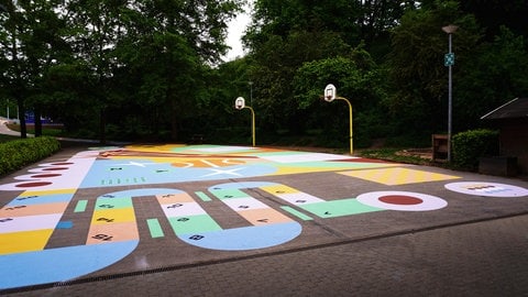 Der bunte Schulhof in Wiltingen ist nicht nur schön anzusehen, sondern kann auch für den Unterricht genutzt werden.