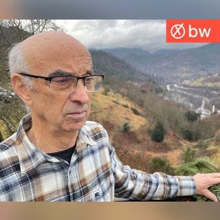 Werner Fritz steht vor einem Tal in Forbach. Im Frühjahr 2025 stürzte er und wartete fast eine Stunde auf den Rettungswagen.