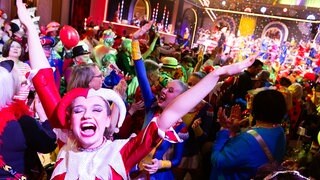 Tänzerinnen ziehen bei der Fastnachtssitzung „Mainz bleibt Mainz, wie es singt und lacht“ aus dem Saal aus. Jetzt ist die Hochzeit der Saalfastnacht