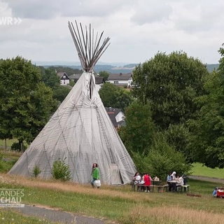 Familie an einem Tipi